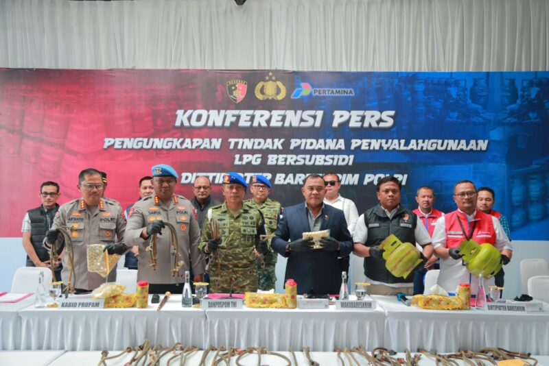 Bareskrim Polri bersama unsur TNI dan Pertamina menunjukkan barang bukti dalam konferensi pers pengungkapan tindak pidana penyalahgunaan LPG bersubsidi di Klaten. Foto: (Humas Polri).