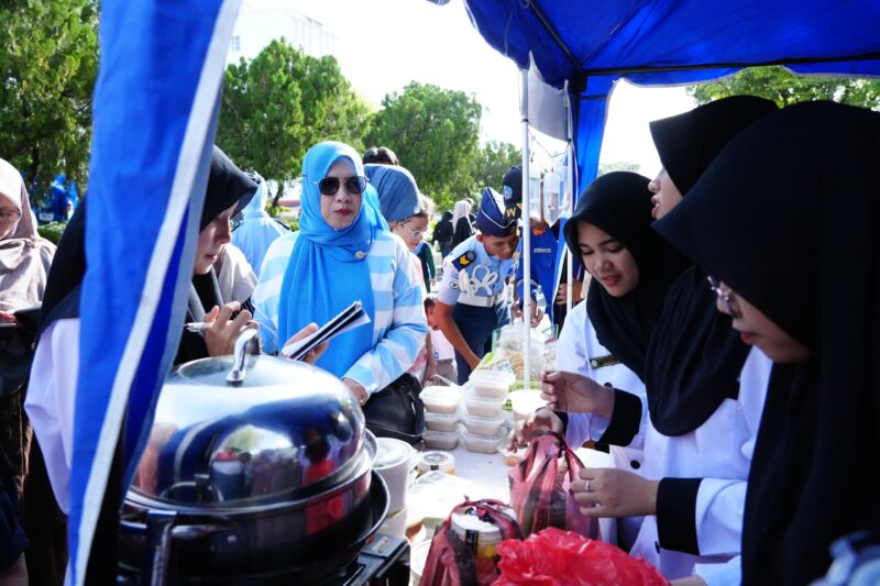 Sejumlah siswi salah satu SMK di Banda Aceh sedang melayani pengunjung yang berbelanja di stan SMK Banda Aceh dan Aceh Besar saat Car Free Day Banda Aceh, Minggu (03/05/2026).Foto:Ist