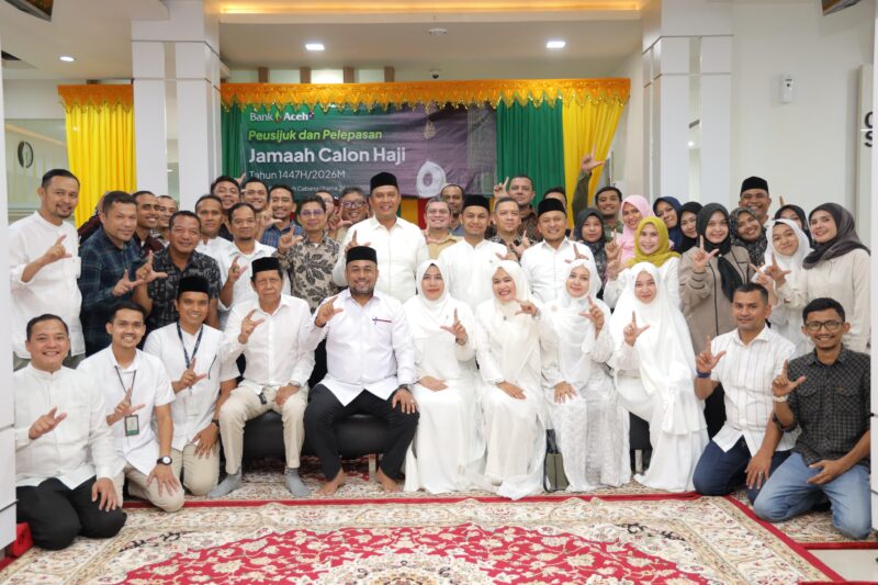 Karyawan dan manajemen Bank Aceh Syariah berfoto bersama usai prosesi peusijuk dan pelepasan jamaah calon haji 1447 H / 2026 M di Kantor Pusat Bank Aceh, Banda Aceh.Foto:Ist
