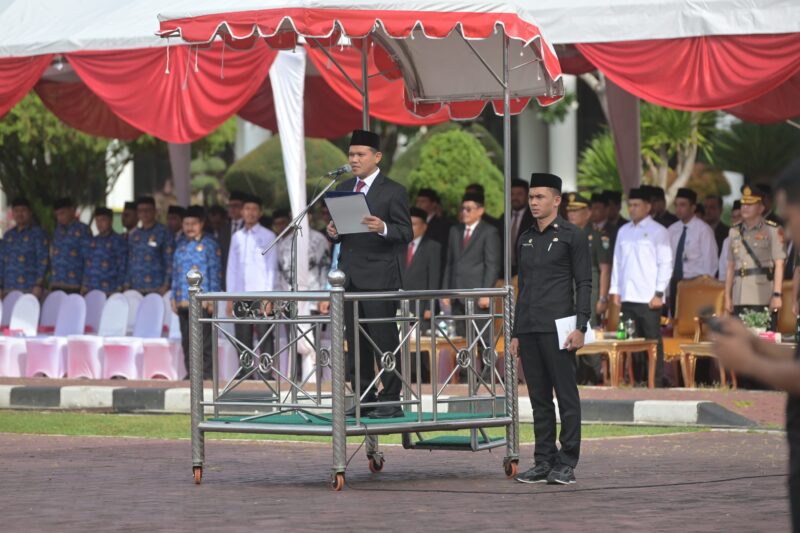Wakil Gubernur Aceh, Fadhlullah, membacakan amanat Menteri Pendidikan Dasar dan Menengah RI saat menjadi pembina upacara peringatan Hari Pendidikan Nasional (Hardiknas) 2026 di halaman Kantor Gubernur Aceh, Banda Aceh, Senin (4/5/2026). Foto: (Humas Aceh).