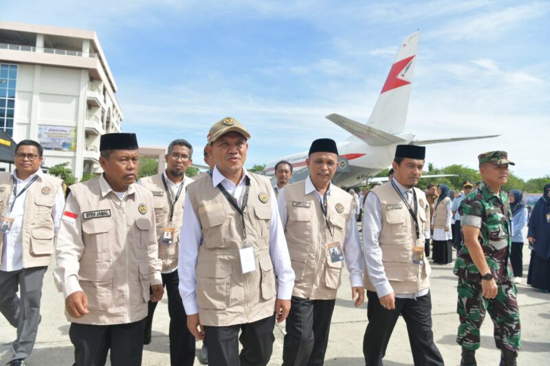 Wakil Gubernur Aceh, Fadhlullah, meninjau kesiapan pelayanan keberangkatan calon jemaah haji di Bandara Sultan Iskandar Muda, Senin (4/5/2026). Foto: (Humas Aceh).