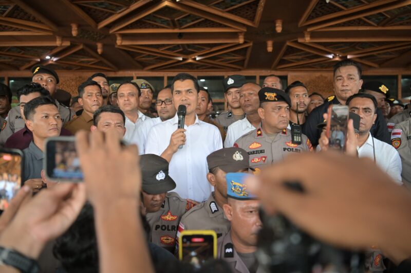 Sekretaris Daerah Aceh,M.Nasir menerima aspirasi mahasiswa yang ber orasi di teras depan lobi kantor Gubernur Aceh,(04/05/2026). Foto:Ist