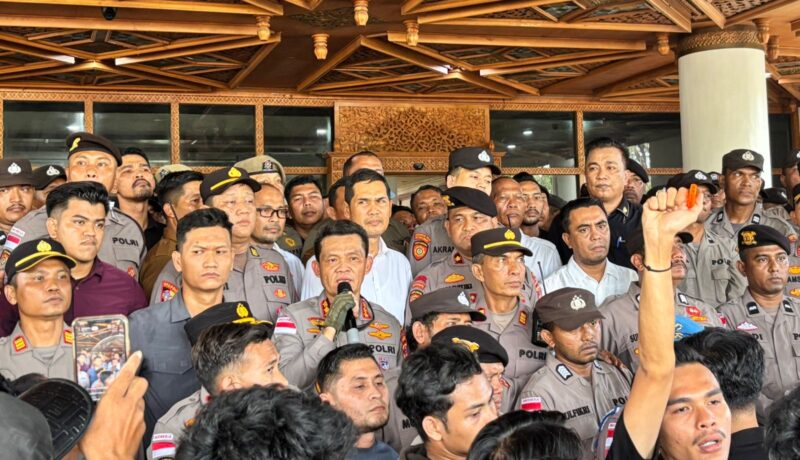 Kapolresta Banda Aceh Kombes Pol Andi Kirana memberikan keterangan kepada awak media di tengah pengamanan aksi unjuk rasa mahasiswa terkait Jaminan Kesehatan Aceh (JKA) di Kantor Gubernur Aceh, Senin (4/5/2026). Foto: (Humas Polresta Banda Aceh).