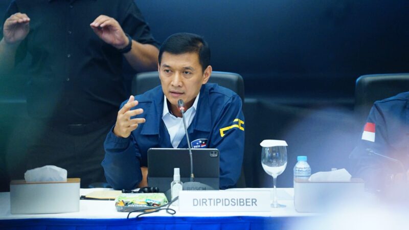 Dirtipidsiber Bareskrim Polri, Brigjen Pol. Himawan Bayu Aji, memberikan keterangan terkait penangkapan buronan internasional kasus penipuan online di Jakarta, Senin (4/5/2026). Foto: Dok. Ist