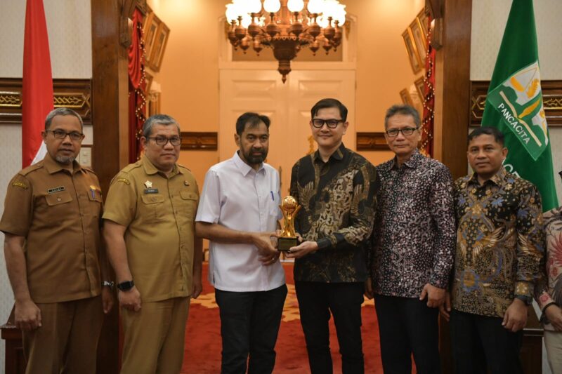 Gubernur Aceh, Muzakir Manaf, menerima penghargaan Top Pembina BUMD 2026 usai ajang Top BUMD Awards 2026 di Jakarta. Foto: (Humas Aceh).