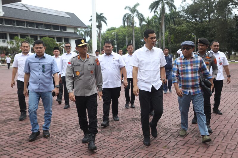Kapolda Aceh Irjen Pol. Drs. Marzuki Ali Basyah, M.M., bersama Sekda Aceh M. Nasir Syamaun dan jajaran meninjau sejumlah titik kerusakan pasca aksi massa di kawasan Kantor Gubernur Aceh, Rabu (6/5/2026). Foto: (Humas Aceh).