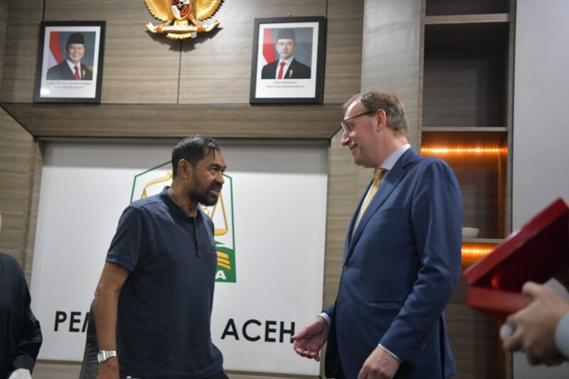 Gubernur Aceh Muzakir Manaf (Mualem) menerima kunjungan Wakil Kepala Perwakilan Kedutaan Besar Kerajaan Belanda untuk Indonesia, Adriaan Palm, di Meuligoe Gubernur Aceh, Kamis (7/5/2026). Foto: (Humas Aceh)