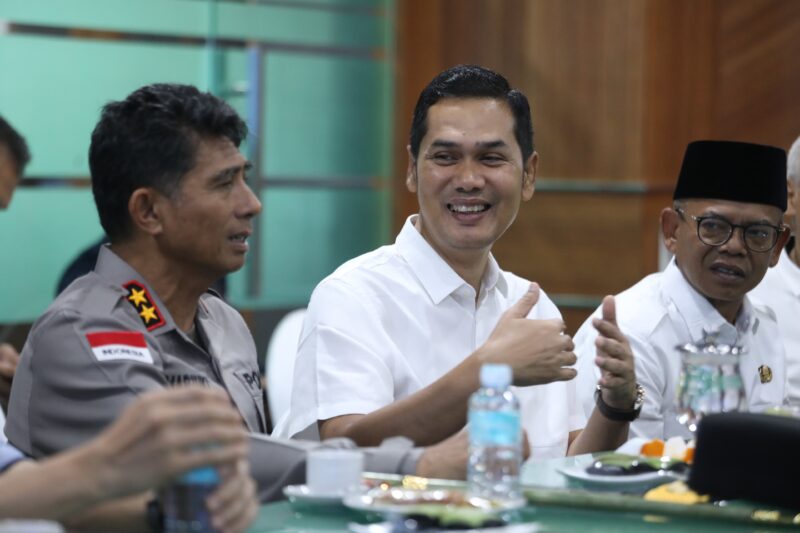 Sekda Aceh, M. Nasir Syamaun, menyampaikan apresiasi kepada Marzuki Ali Basyah dan jajaran kepolisian atas penanganan aksi massa di Kantor Gubernur Aceh yang berlangsung kondusif, Kamis (7/5/2026). Foto: (Humas Aceh)