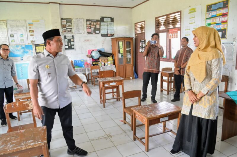 Bupati Aceh Besar, H Muharram Idris berdialog dengan Kepala saat tinjau ruangan belajar di SDN Limpok, Darussalam, Aceh Besar, Jumat (08/05/2026).