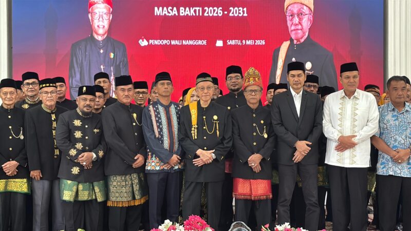 Kapolda Aceh Irjen Pol. Drs. Marzuki Ali Basyah, M.M., bersama Wali Nanggroe Aceh, unsur Forkopimda, serta para pengurus Majelis Adat Aceh (MAA) berfoto bersama usai prosesi pengukuhan Pengurus MAA Masa Bhakti 2026–2031 di Pendopo Wali Nanggroe, Aceh Besar, Sabtu (9/5/2026). Foto: (Humas Polda Aceh).