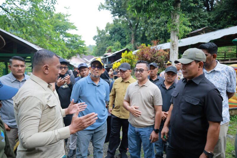 Bupati Aceh Besar, H. Muharram Idris bersama Anggota DPR RI, Kementerian PU, BWS I Sumatera, dan Dinas Perkim Aceh, saat meninjau lokasi pembangunan SPAM Regional di Kecamatan Leupung, Sabtu (09/05/2026). 