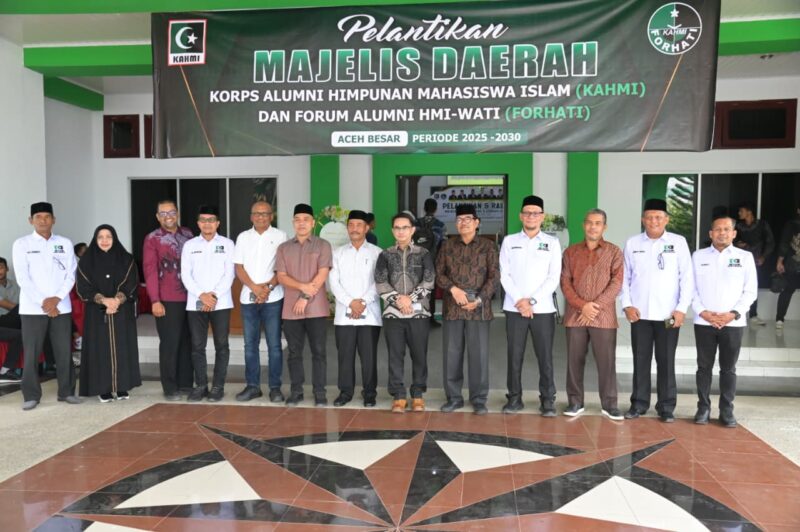 Wakil Bupati Aceh Besar Drs H Syukri A Jalil foto bersama Pengurus Pengurus MD KAHMI dan FORHATI Aceh Besar di Aula MPU Aceh, Kecamatan Darul Imarah, Aceh Besar, Sabtu (09/05/2026). 