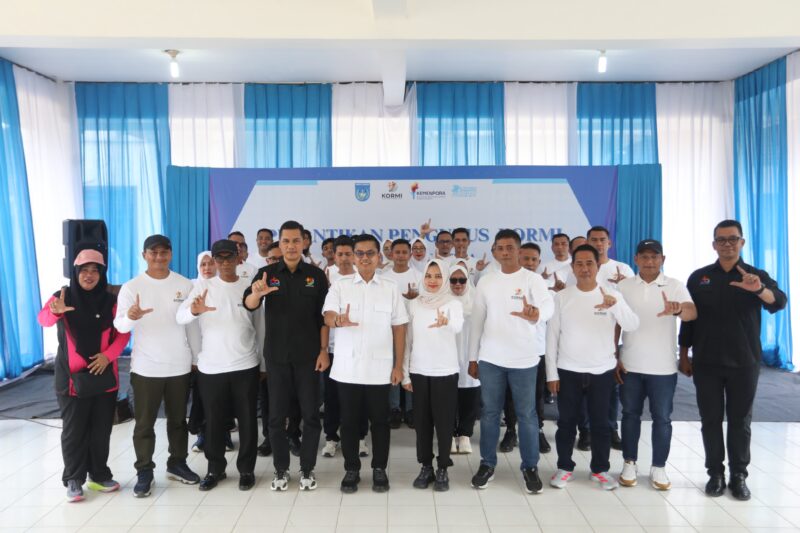 Sekretaris Daerah Aceh, M. Nasir, berfoto bersama pengurus Komite Olahraga Masyarakat Indonesia (KORMI) Kota Langsa usai pelantikan kepengurusan periode 2026–2030 di Aula Pendopo Wali Kota Langsa, Minggu (10/5/2026). Foto: (Humas Aceh).