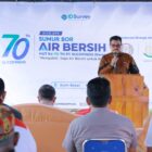 Kepala DPMG Aceh Besar Jakfar SP, M.Si memberi sambutan pada kick off pembangunan sumur bor air bersih di Gampong Lambleut, Kecamatan Darul Kamal, dalam rangka HUT ke-70 PT SUCOFINDO (Persero), Minggu (10/05/2026).