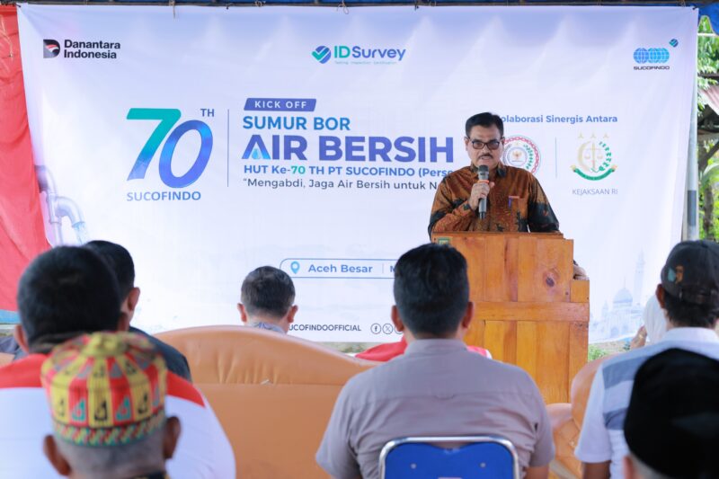 Kepala DPMG Aceh Besar Jakfar SP, M.Si memberi sambutan pada kick off pembangunan sumur bor air bersih di Gampong Lambleut, Kecamatan Darul Kamal, dalam rangka HUT ke-70 PT SUCOFINDO (Persero), Minggu (10/05/2026).