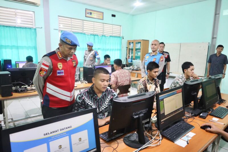 Kabid Propam Polda Aceh Kombes Pol. Bulang Bayu Samudera, S.I.K bersama panitia dan pengawas memantau langsung pelaksanaan tes Computer Assisted Test (CAT) akademik penerimaan Taruna-Taruni Akademi Kepolisian (Akpol) Tahun 2026 di SMK Negeri 1 dan 2 Lhong Raya, Banda Aceh, Minggu (10/5/2026). Foto: Dok Ist 
