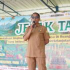 Sekretaris Dinas Pendidikan dan Kebudayaan Aceh Besar, Fahrurrazi SE, menyampaikan sambutannya pada pembukaan Program Jejak Taman, di Kota Jantho, Kabupaten Aceh Besar, Senin (11/05/2026).