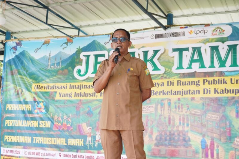 Sekretaris Dinas Pendidikan dan Kebudayaan Aceh Besar, Fahrurrazi SE, menyampaikan sambutannya pada pembukaan Program Jejak Taman, di Kota Jantho, Kabupaten Aceh Besar, Senin (11/05/2026).