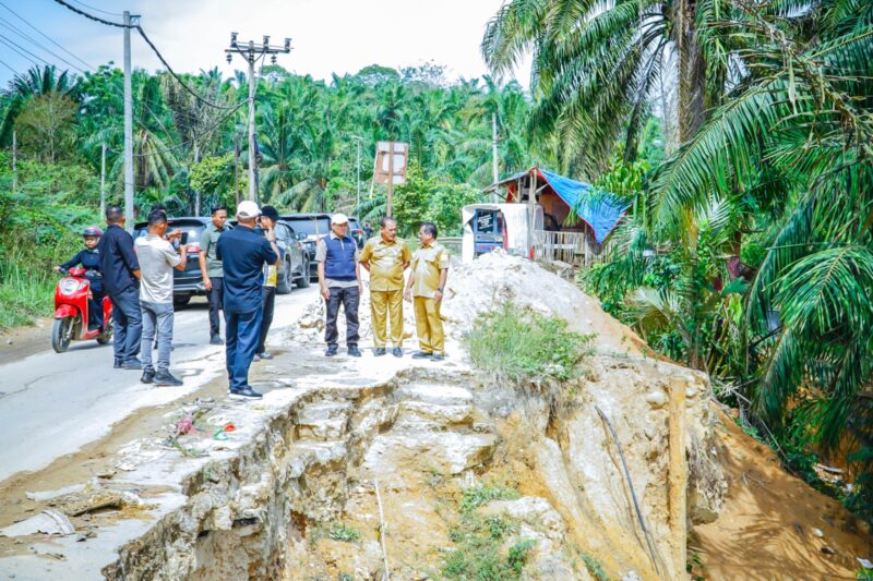 Wakil Gubernur Aceh didampingi Wakil Bupati Aceh Tamiang Ismail, S.E.I., dan Sekda Drs. Syuibun Anwar meninjau kondisi jalan yang mengalami kerusakan di kawasan Kecamatan Rantau, Kabupaten Aceh Tamiang, Selasa (12/5/2026). Foto: (Humas Aceh).