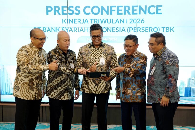 Direksi PT Bank Syariah Indonesia (Persero) Tbk menunjukkan laporan kinerja Perseroan Triwulan I Tahun 2026 saat konferensi pers di Jakarta, Selasa (12/5/2026). Foto:Dok Ist