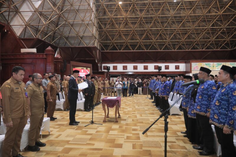 Sekretaris Daerah Aceh M. Nasir atas nama Gubernur Aceh melantik sejumlah pejabat administrator dan pejabat pengawas di lingkungan Pemerintah Aceh di Meuligoe Gubernur Aceh, Banda Aceh, Selasa (12/5/2026). Foto: (Humas Aceh). ‎