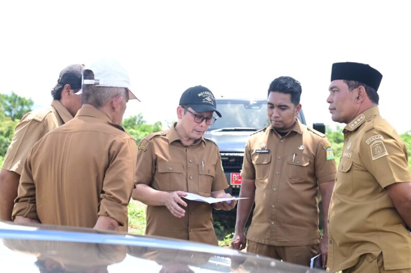 Bupati Aceh Besar, Muharram Idris, didampingi Kadis PUPR Aceh Besar, Plt Kadis Sosial Aceh Besar, dan Kadis DLHK Aceh Besar saat meninjau lokasi fınalisasi lahan pembangunan Sekolah Rakyat di kawasan Bukit Meusara, Kota Jantho, Selasa (12/05/2026).