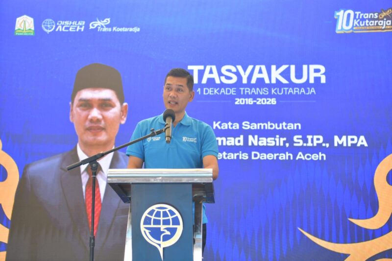 Sekretaris Daerah Aceh M Nasir Syamaun menyampaikan sambutan pada acara tasyakur satu dekade Trans Kutaraja di Terminal Tipe A Batoh, Banda Aceh, Rabu (13/5/2026). Foto: (Humas Aceh).