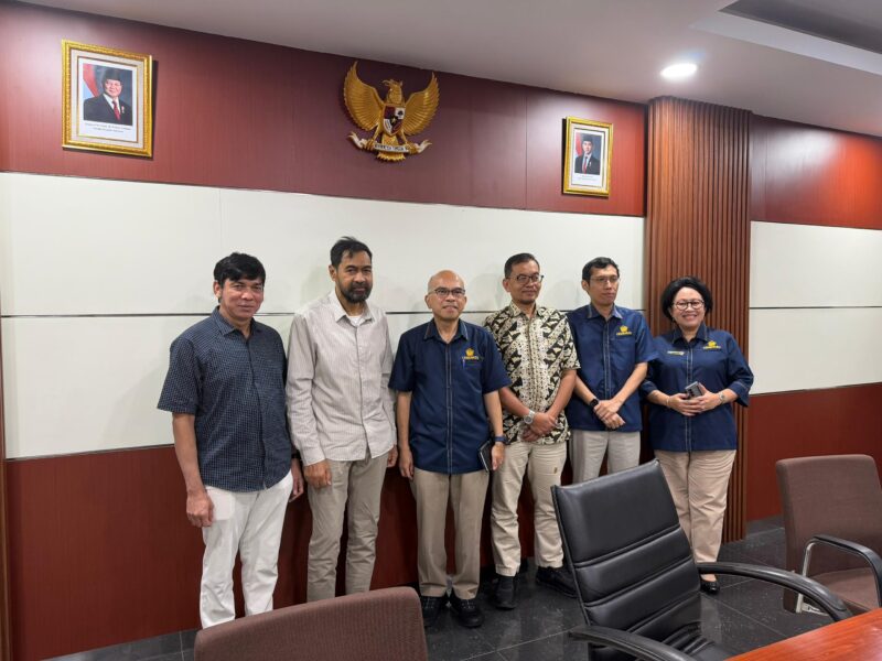 Gubernur Aceh Muzakir Manaf (Mualem) didampingi Staf Khusus Gubernur Aceh Teuku Irsyadi berfoto bersama Sekretaris Jenderal Kementerian Keuangan Robert Leonard Marbun beserta jajaran usai audiensi membahas permohonan penambahan anggaran untuk Aceh di Kantor Kementerian Keuangan, Jakarta Pusat, Kamis (14/5/2026). Foto: (Humas Aceh).