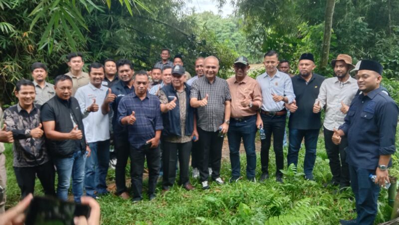 Anggota Banleg DPRK Aceh Besar bersama jajaran PDAM Tirta Mountala Aceh Besar meninjau lokasi pembangunan WTP Seulimuem di Gampong Seuneubok, Kecamatan Seulimuem, Aceh Besar, Kamis (14/05/2026).