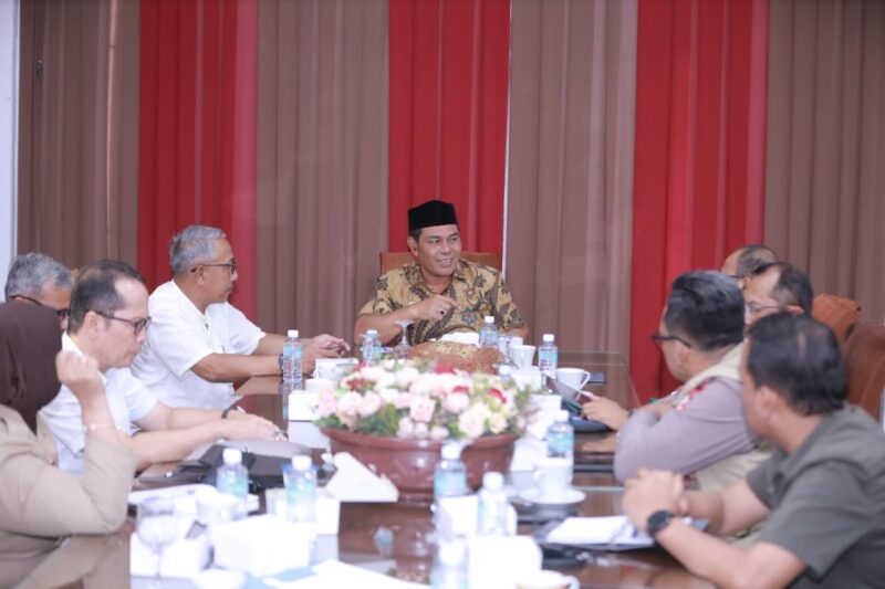 Bupati Aceh Besar. H. Muharram Idris bersama jajaran mengikuti Rakor Percepatan Pemulihan Pascabencana Hidrometeorologi, di Gedung Dekranasda Aceh Besar, Gampong Gani, Kecamatan Ingin Jaya, Aceh Besar, Jumat (15/05/2026). 