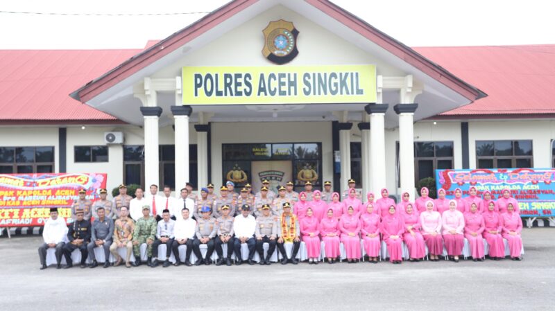 Kapolda Aceh Irjen Pol. Drs. Marzuki Ali Basyah, M.M. bersama Ketua Bhayangkari Daerah Aceh Ny. Ira Marzuki, jajaran pejabat utama Polda Aceh, personel Polres Aceh Singkil, serta pengurus Bhayangkari berfoto bersama usai kegiatan kunjungan kerja di Mapolres Aceh Singkil, Sabtu (16/5/2026). Foto:Dok Ist