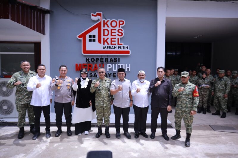 Bupati Aceh Besar, H. Muharram Idris foto bersama usai Launching Nasional 1.061 Titik KDKMP di Gedung KDKMP Desa Layeun, Kecamatan Leupung, Aceh Besar, Sabtu (16/05/2026).