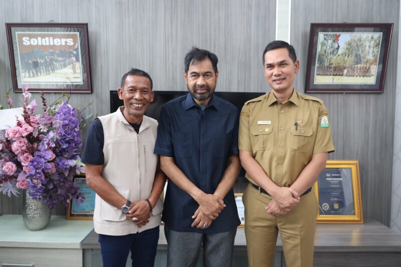 Gubernur Aceh Muzakir Manaf (tengah) didampingi Ketua DPRA dan Sekda Aceh. Foto: (Humas Aceh)