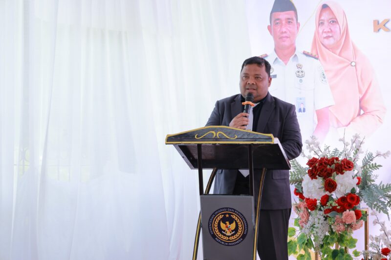 Staf Ahli Bupati Bidang Pemerintahan, Hukum dan Politik, Drs Sulaimi MSi, menyampaikan sambutannya pada acara pisah sambut dan sertijab Karutan Kelas IIB Jantho dari Muhammad Nasir SH MH kepada Hery Anggara Amd IP SH MSi, di halaman Rutan Kelas IIB Jantho, Kabupaten Aceh Besar, Senin (18/05/2026).