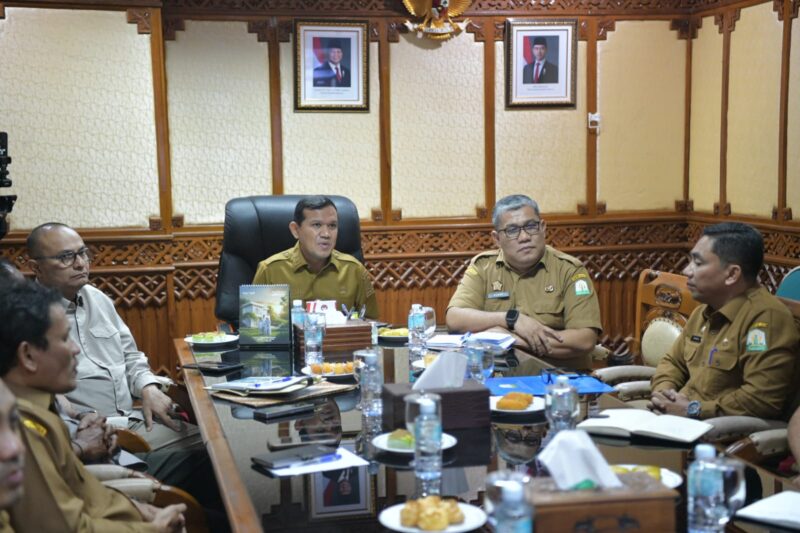 Wakil Gubernur Aceh, Fadhlullah, SE memimpin Rapat Koordinasi Penyelesaian Kegiatan Masa Tanggap Darurat Bencana Hidrometeorologi di Aceh, turut serta Dr. Imran, Tim Satuan Tugas PRR pascabencana Wilayah Sumatera /Aceh di ruang Rapat Wakil Gubernur Aceh, Senin, (18/5/2026). Foto: (Humas Aceh).