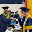 ASN Pemerintah Aceh, Dr. Chaidir, S.E., M.M., usai mengikuti prosesi wisuda doktor di Gedung AAC Dayan Dawood Universitas Syiah Kuala (USK), Banda Aceh, Rabu (20/5/2026). Foto: Dok Ist