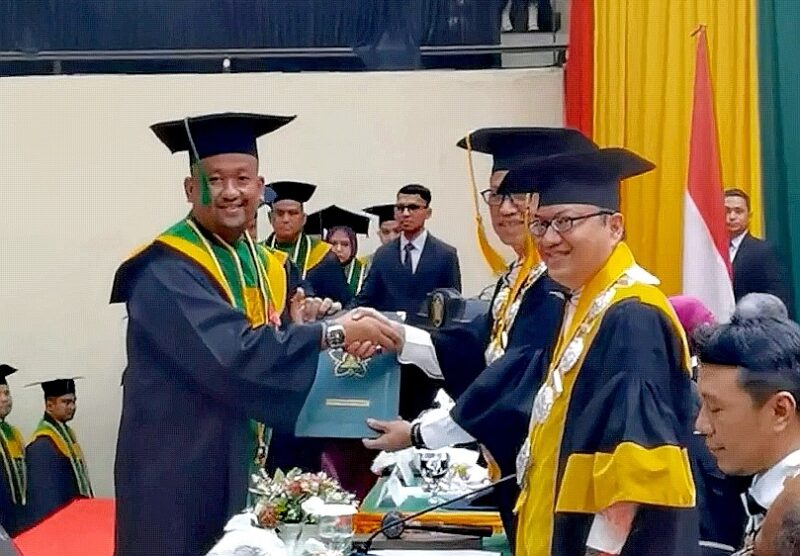 ASN Pemerintah Aceh, Dr. Chaidir, S.E., M.M., usai mengikuti prosesi wisuda doktor di Gedung AAC Dayan Dawood Universitas Syiah Kuala (USK), Banda Aceh, Rabu (20/5/2026). Foto: Dok Ist