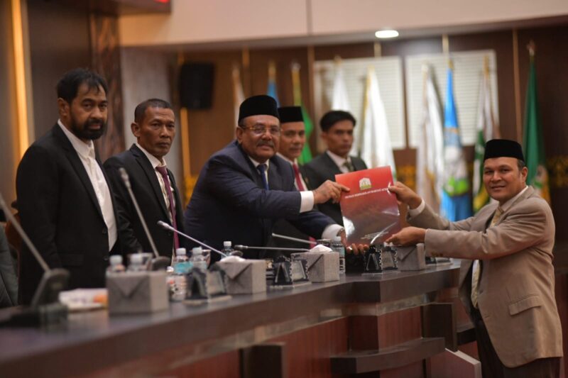 Gubernur Aceh, Muzakir Manaf menghadiri dan mendengarkan Hasil Penyampaian Rekomendasi DPRA terhadap LKPJ Gubernur Aceh Tahun 2025 pada rapat paripurna DPRA tahun 2026 di Gedung Utama DPR Aceh, Rabu, (20/05/2026). Foto: (Humas Aceh).