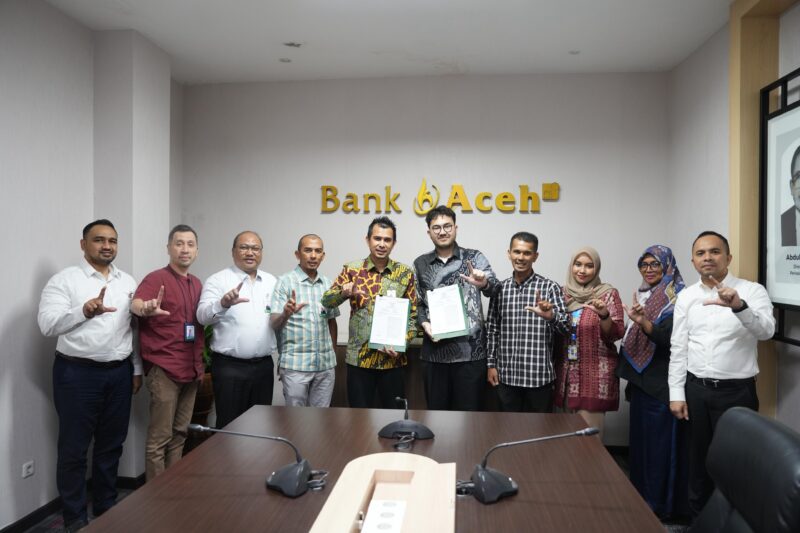 Perwakilan PT Bank Aceh Syariah dan PT PosSaku Mitra Usaha berfoto bersama usai penandatanganan kerja sama strategis di Banda Aceh, Senin (18/5/2026). Foto: Dok Ist.
