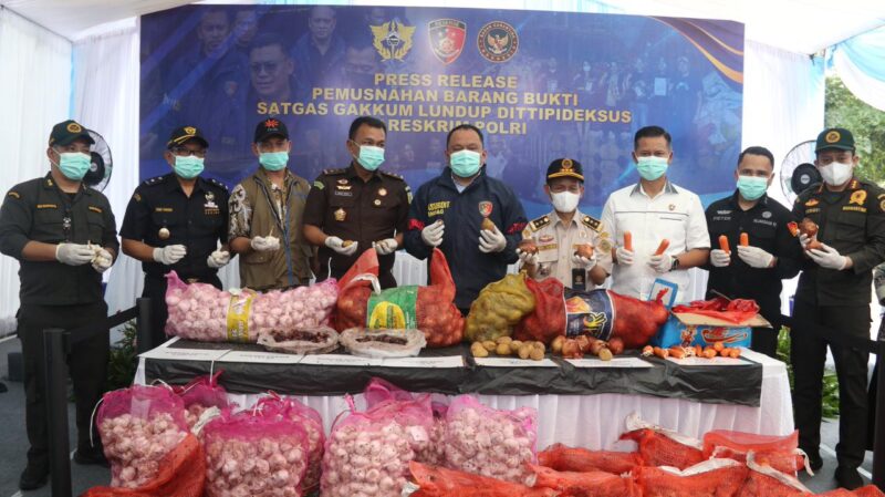 Bareskrim Polri bersama Kejaksaan, Bea Cukai, Barantin, dan instansi terkait menunjukkan barang bukti bawang impor ilegal sebelum dilakukan pemusnahan di Pontianak, Kalimantan Barat, Kamis (21/5/2026). Foto: Dok Ist
