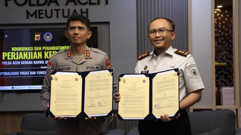 Kapolda Aceh Irjen Pol. Drs. Marzuki Ali Basyah, M.M., bersama Kepala Kantor Wilayah Direktorat Jenderal Pemasyarakatan (Ditjenpas) Aceh Yan Rusmanto menunjukkan dokumen Perjanjian Kerja Sama (PKS) usai penandatanganan kerja sama antara Polda Aceh dan Kanwil Ditjenpas Aceh di Ruang Kerja Kapolda Aceh, Kamis (21/5/2026). Foto: Dok Ist