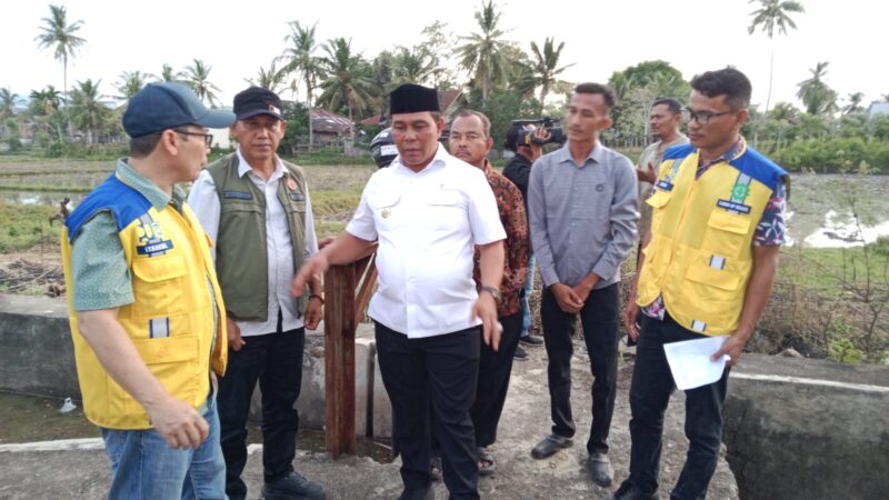 Bupati Aceh Besar H Muharram Idris didampingi Asisten I Setdakab Aceh Besar M. Ali SSos MSi, Kadis PUPR Aceh Besar Ir Syahrial Amanullah, ST., serta Kalaksa BPBD Aceh Besar Ridwan Jamil SSos MSi, meninjau proyek normalisasi saluran bantuan presiden Prabowo Subianto di Kuta Baro, pada Kamis (21/05/2026).