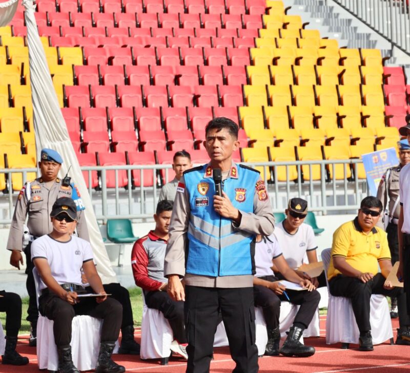 Kapolda Aceh Irjen Pol. Drs. Marzuki Alibasyah, M.M., memberikan arahan saat meninjau langsung pelaksanaan ujian kemampuan jasmani seleksi penerimaan Taruna Akademi Kepolisian (Akpol) Tahun Anggaran 2026 di Stadion Harapan Bangsa, Banda Aceh, Kamis (21/5/2026). Foto: Dok Ist