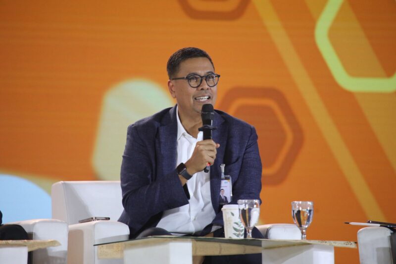 Direktur Utama BSI, Anggoro Eko Cahyo, menyampaikan paparan saat sesi Business Talks dalam ajang Financial Festival 2026 di Yogyakarta. Foto: Dok Ist