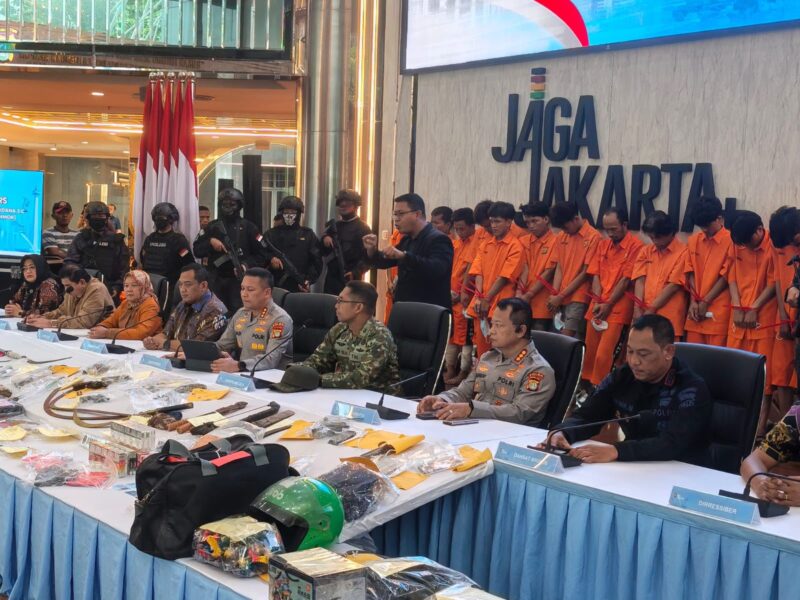 Polda Metro Jaya menunjukkan para tersangka beserta barang bukti saat konferensi pers pengungkapan kasus kejahatan jalanan, Jakarta, Jumat (22/5/2026). Foto:Dok Ist