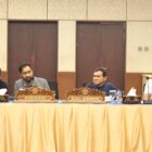 Gubernur Aceh, Muzakir Manaf, di dampingi wakil Gubernur Aceh Fadhlullah SE, Sekda Aceh M. Nasir S.IP, MPA beserta Ketua DPRA, Wakil Ketua & anggota DPRA melakukan Rapat Koordinasi Konsultasi & Pertimbangan DPRA terhadap perubahan Undang-undang No. 11 Tahun 2006 Tentang Pemerintahan Aceh, di Aula Badan Penghubung Pemerintah Aceh, Jakarta, Minggu,24 Mei 2026.Foto: (Humas Aceh)