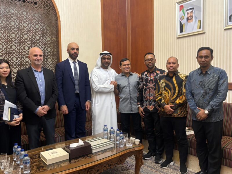 Wakil Gubernur Aceh Fadhlullah berfoto bersama Duta Besar Uni Emirat Arab untuk Indonesia, Abdulla Salem Al-Dhaheri, usai pertemuan di Kedutaan Besar UEA, Jakarta, Senin (25/5/2026). Foto: (Humas Aceh).