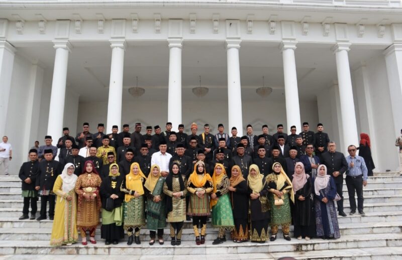Foto bersama Paduka Yang Mulia Wali Nanggroe Aceh, Tengku Malik Mahmud Al-Haythar, dengan Ketua Majelis Adat Aceh (MAA) Prof. Dr. Drs. Yusri Yusuf, M.Pd beserta jajaran pengurus MAA dan para pemangku adat usai prosesi pengukuhan masa bakti 2026–2031 di Pendopo Wali Nanggroe, Banda Aceh, Sabtu (09/5/2026). Foto: (Humas Aceh).