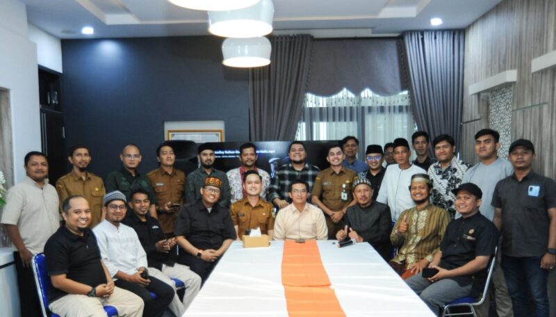 Ketua DPRK Banda Aceh Irwansyah, S.T. berfoto bersama pengurus dan sejumlah grup Asosiasi Nasyid Nusantara (ANN) Aceh usai audiensi di Rumah Dinas Ketua DPRK Banda Aceh, Senin (11/5/2026). Foto: (Humas DPRK Banda Aceh).