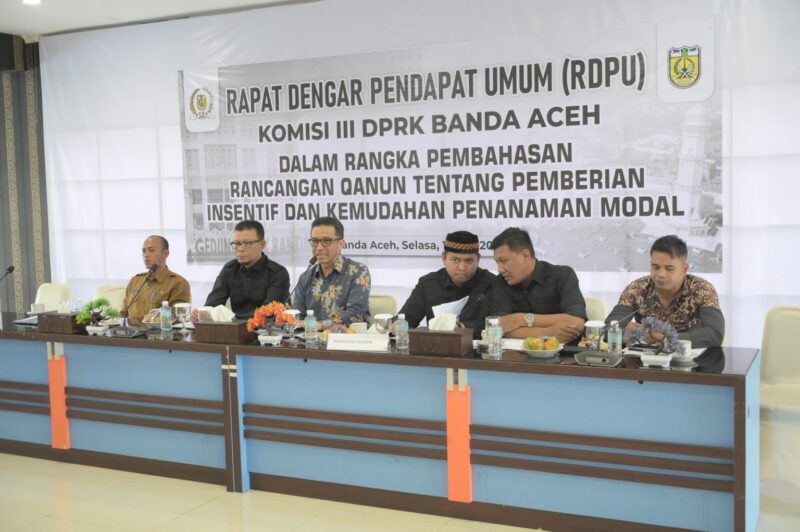 Ketua dan anggota Komisi III DPRK Banda Aceh memimpin Rapat Dengar Pendapat Umum (RDPU) terkait pembahasan rancangan qanun tentang pemberian insentif dan kemudahan penanaman modal di Gedung DPRK Banda Aceh, Selasa (12/5/2026). Foto: (Humas DPRK Banda Aceh).